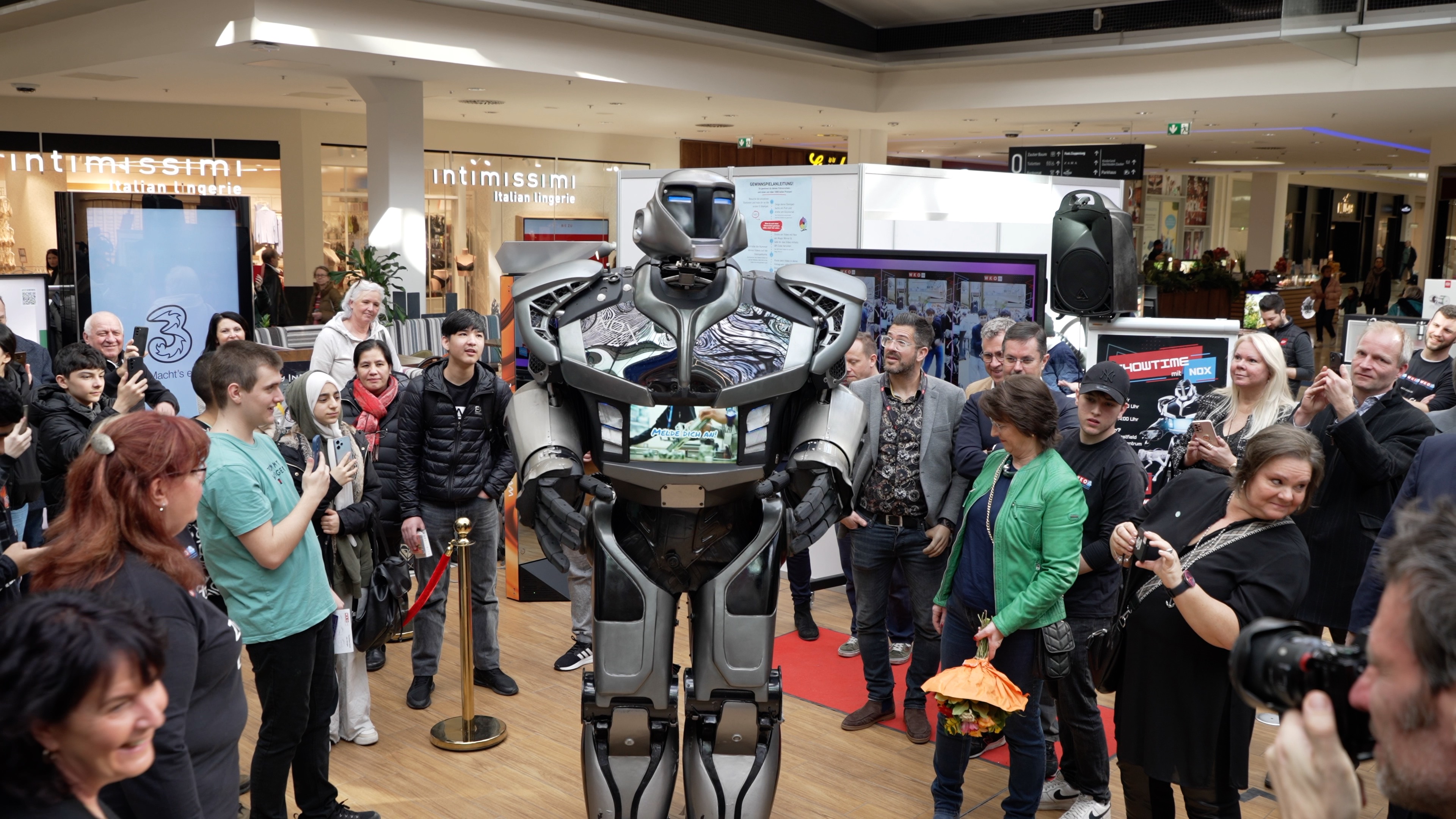 Riesiger KI-Roboter lädt zu Lehrlingsevent - News - W24