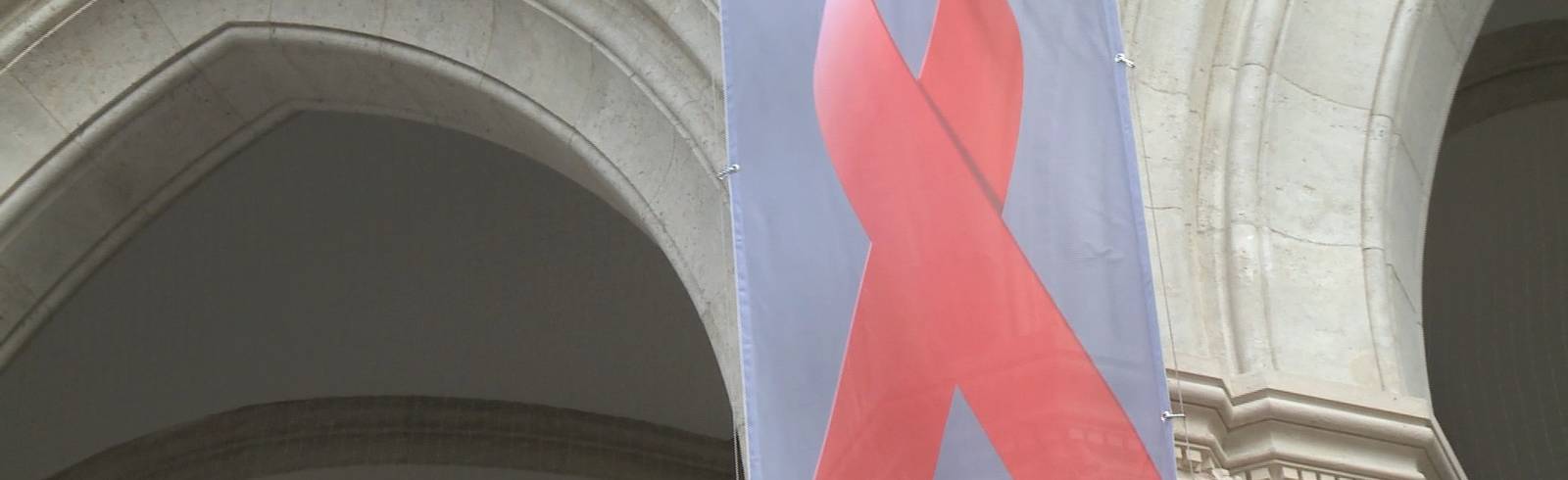 Red Ribbon am Rathaus