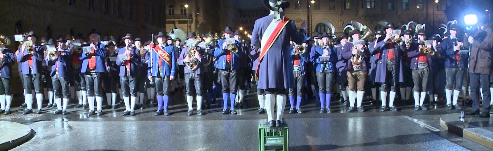 Tiroler in Tracht stürmen das Rathaus