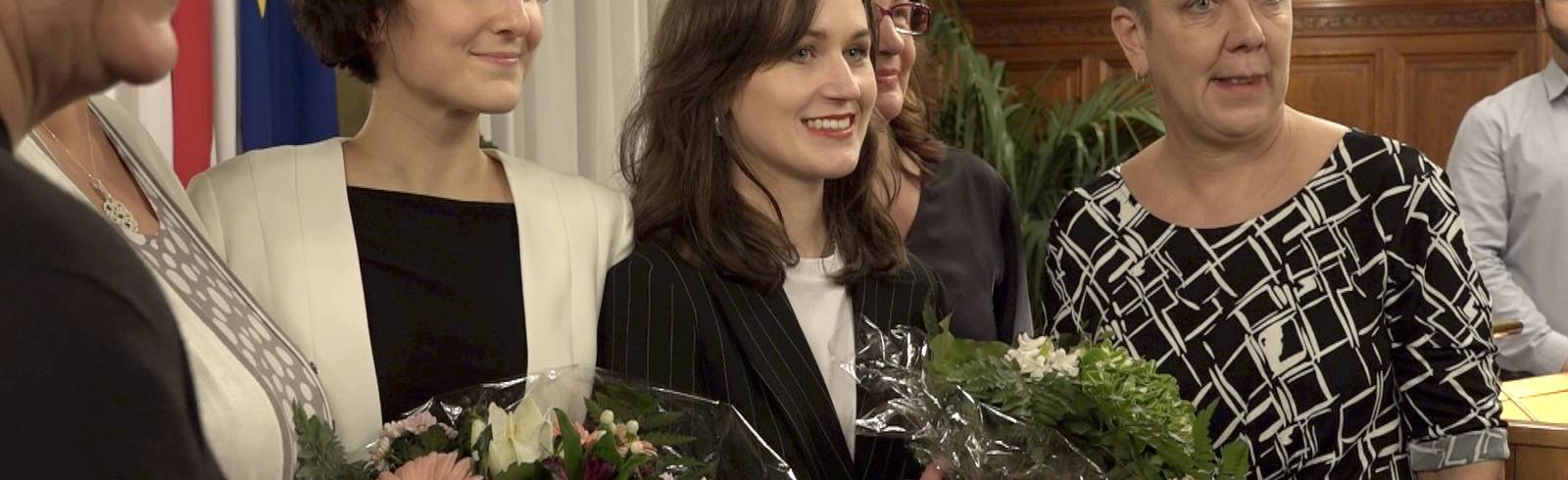 Journalistinnen vor den Vorhang