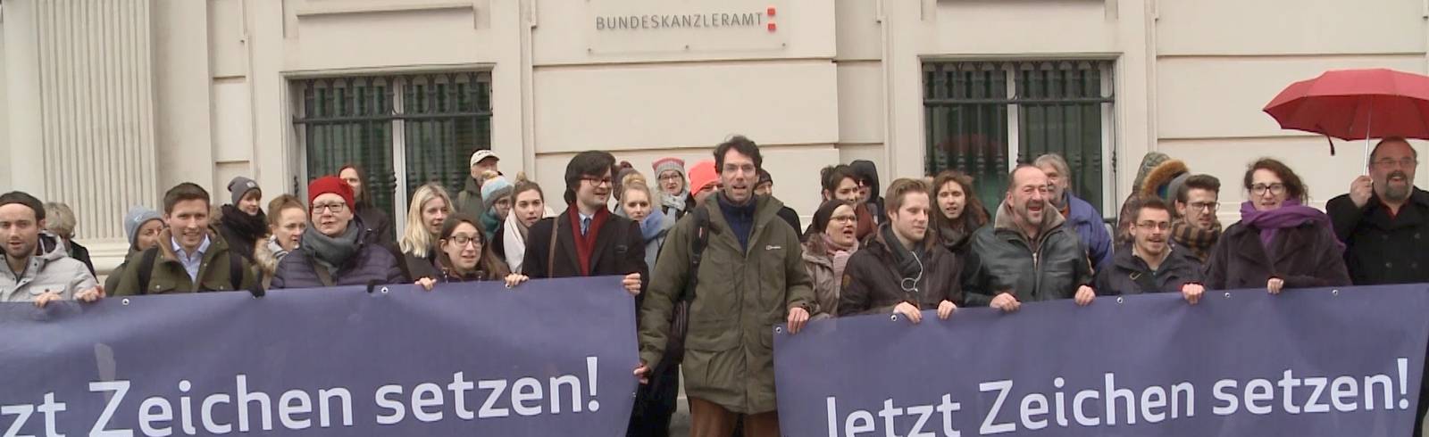 Akademikerball: Protest am Ballhausplatz