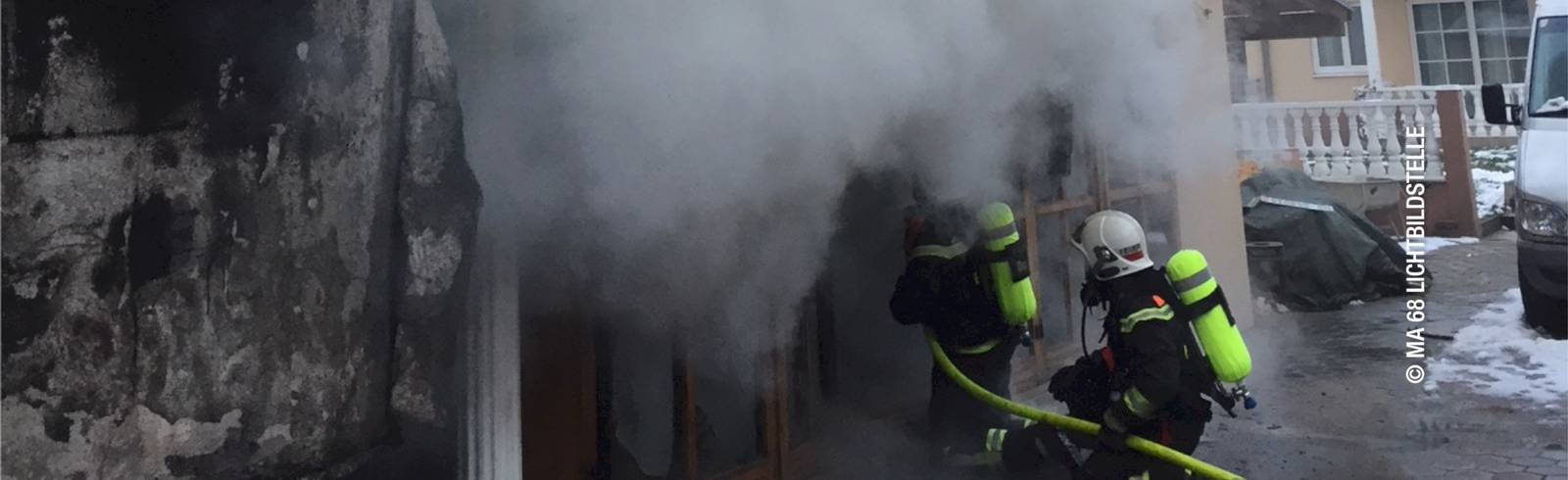 Essling: Mehrparteienhaus in Brand