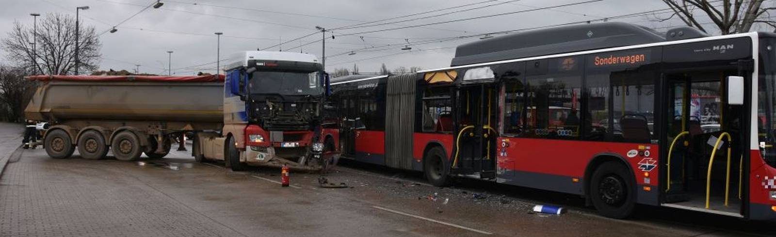 Lkw kollidiert mit Bus: Mehrere Schwerverletzte