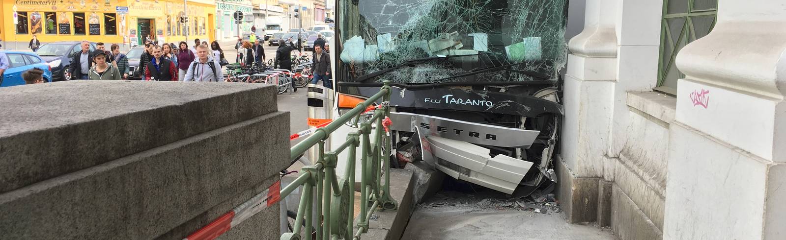 Geisterbus kracht in U-Bahnstation