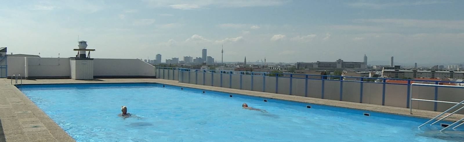 Gemeindebau: Abkühlung im Dach-Pool