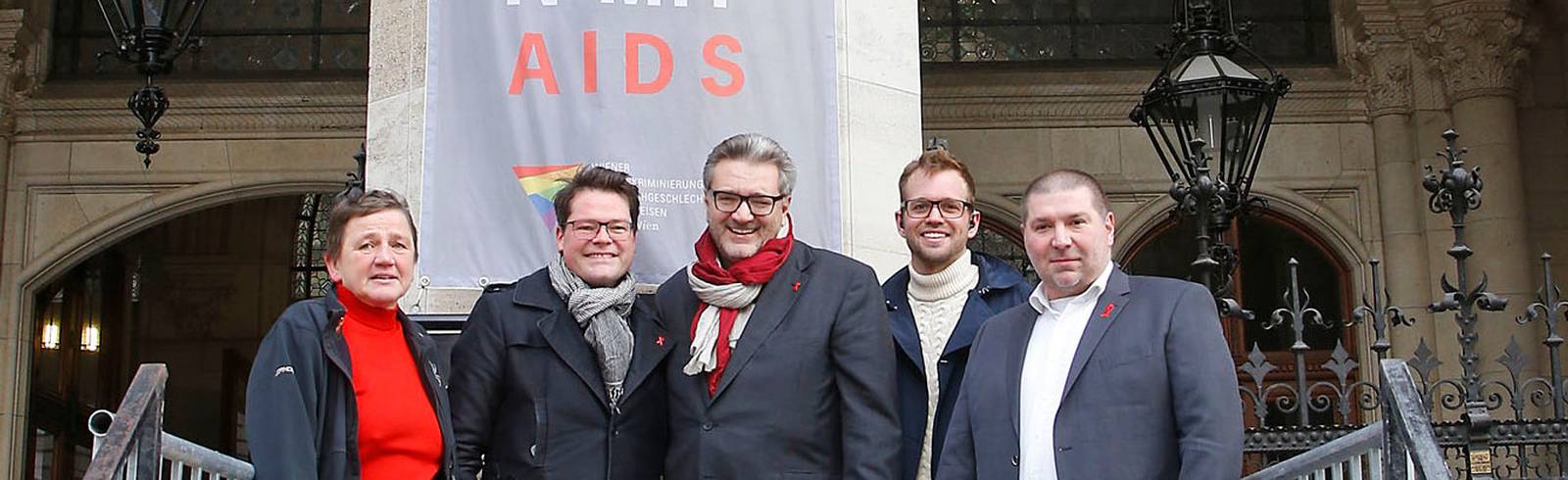 Welt-Aids-Tag: Red Ribbon am Rathaus angebracht
