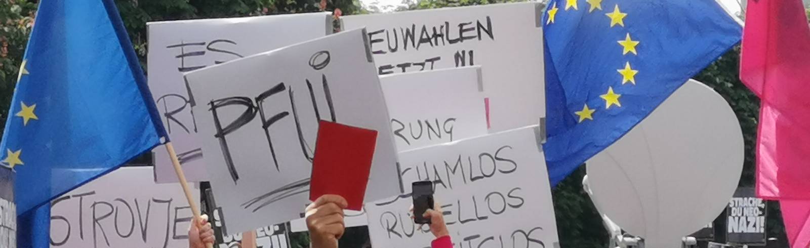 FPÖ: Aufgebrachte Demo vor dem Bundeskanzleramt