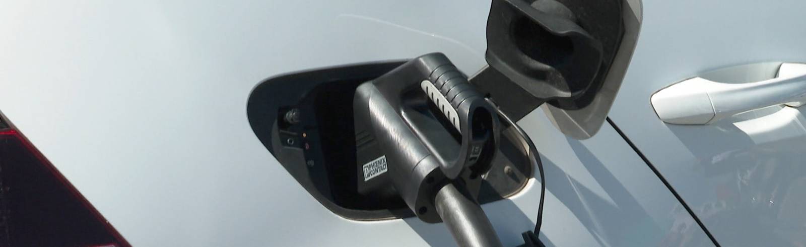 Flughafen: Neue Turbo-E-Tankstelle