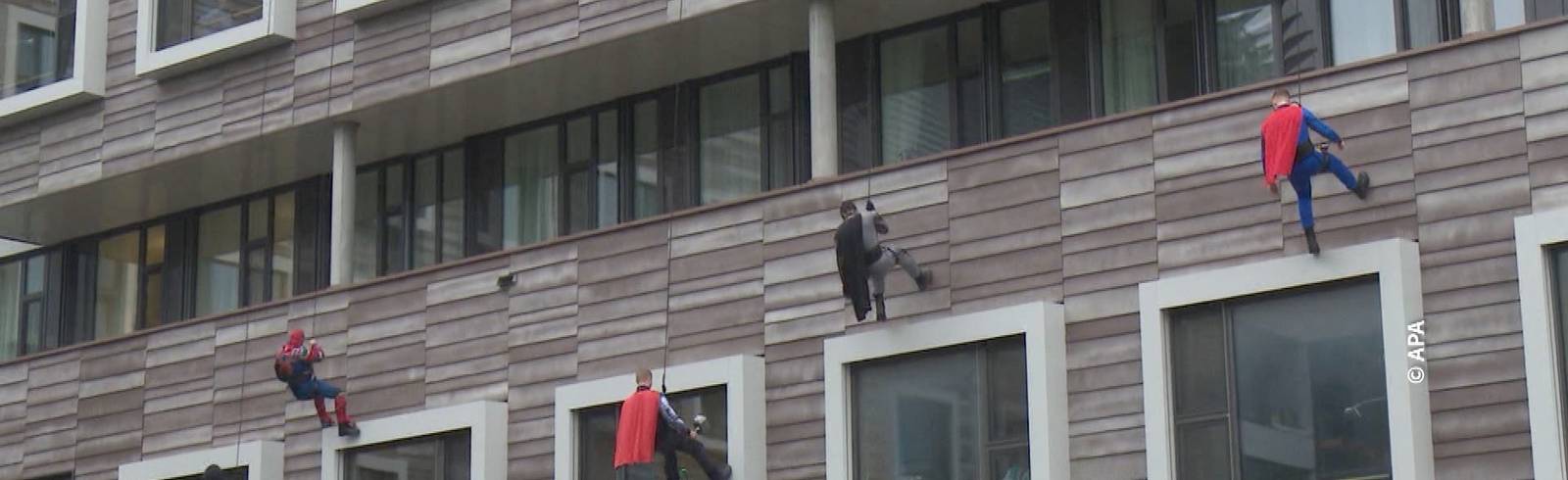 Superhelden überraschen junge Patienten