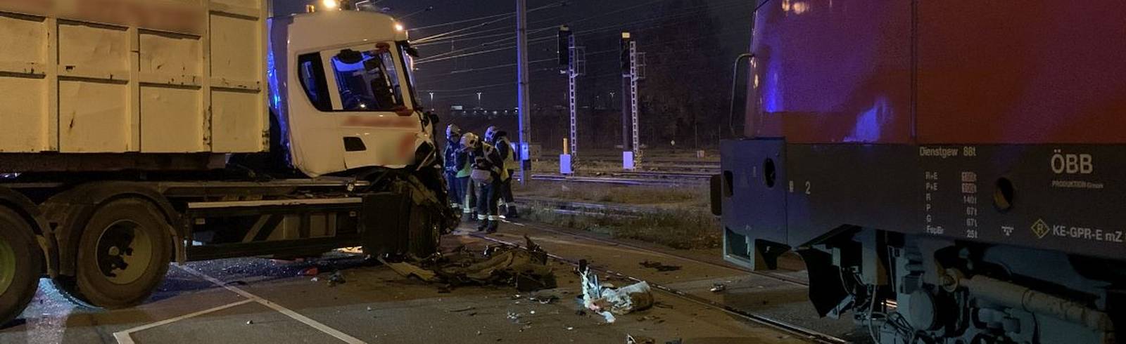 Lkw krachte in Wien in ÖBB-Zug