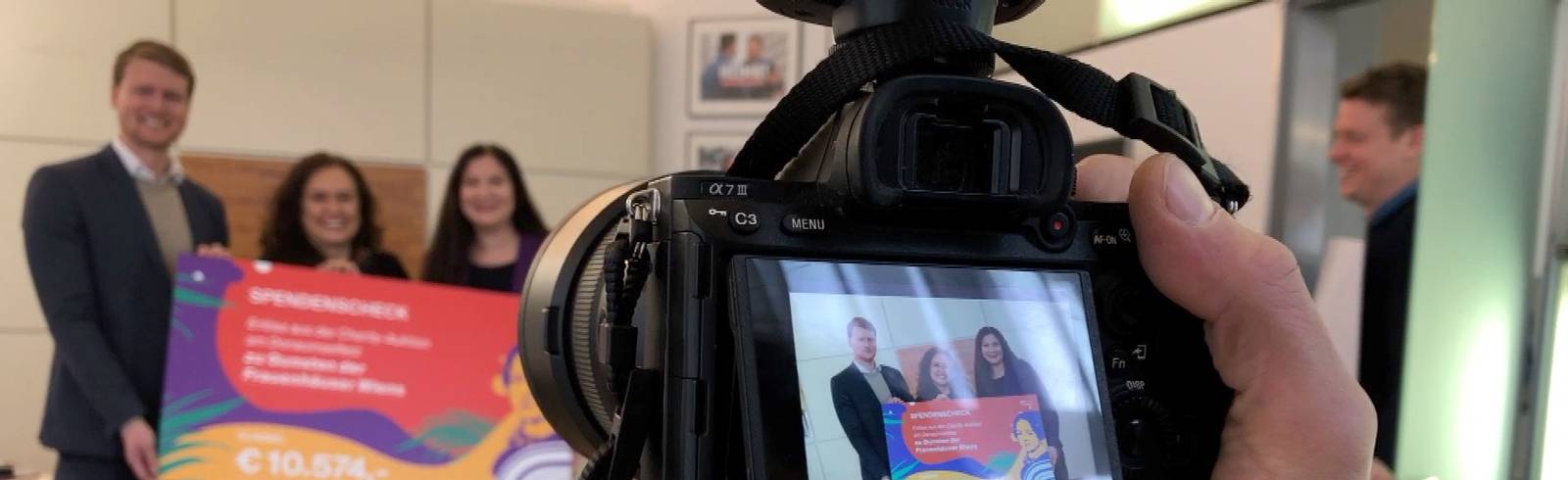 Bezirksflash: DIF-Spende für Frauenhäuser