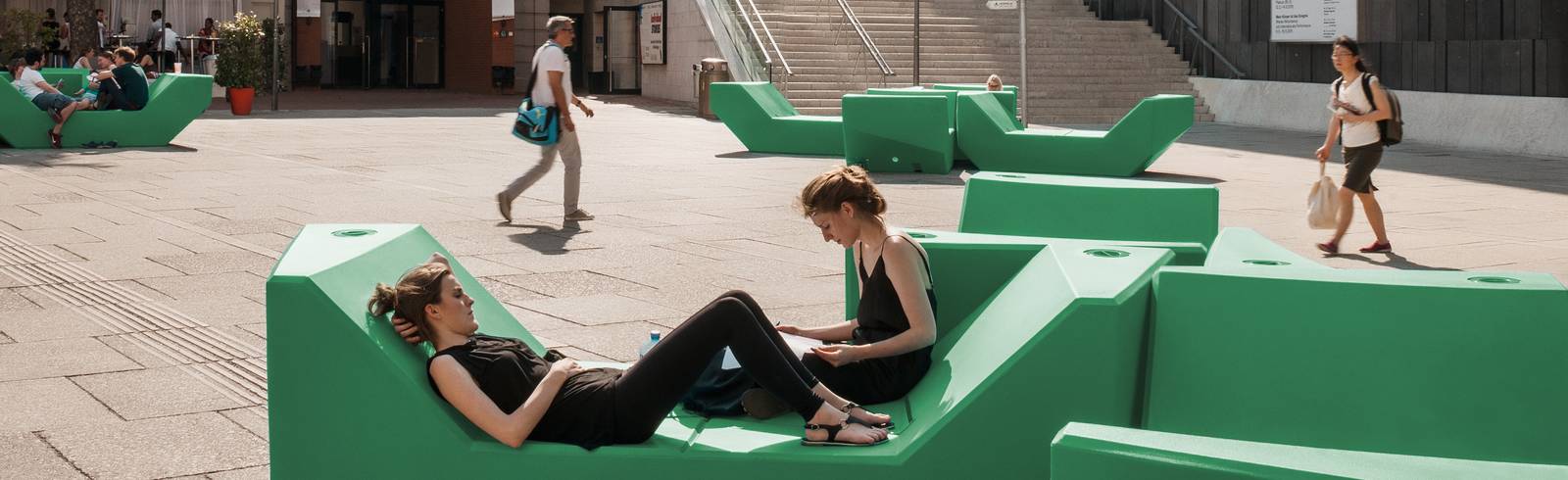 MQ Hofmöbel erhalten heuer die Farbe "Libelle"