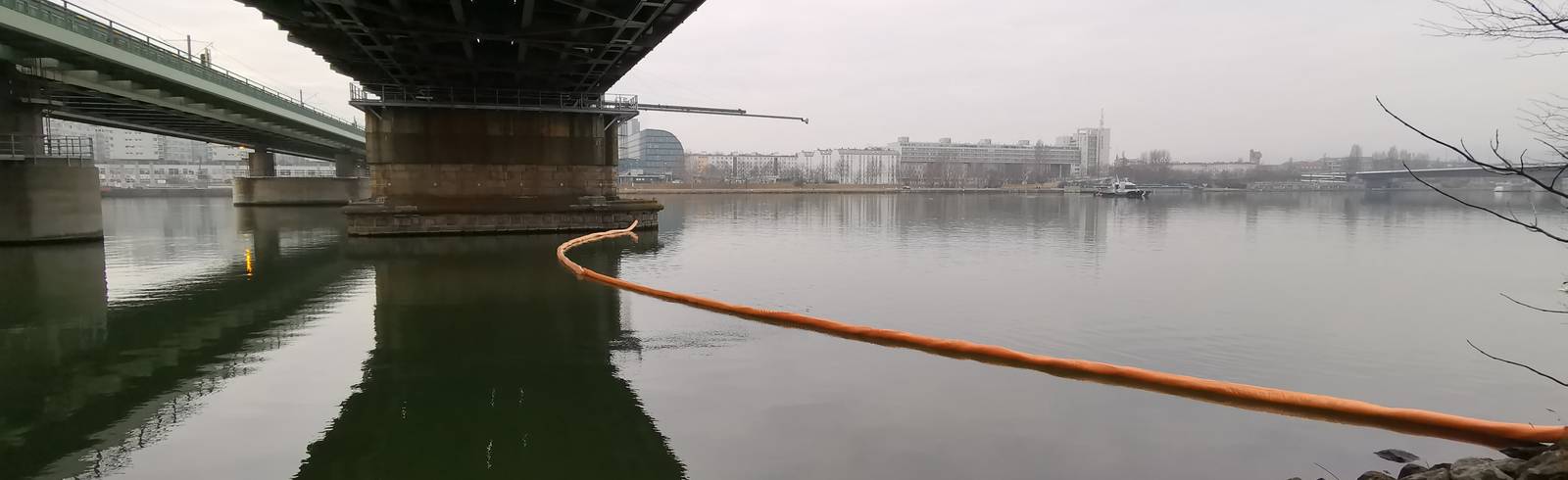 Treibstoff in der Donau bei Wien ausgetreten