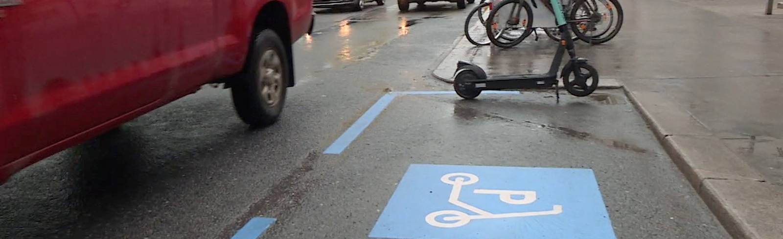 Neubau testet E-Scooter-Parkplätze