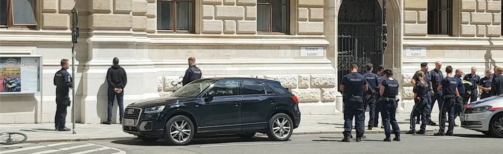 Mann verschüttet Benzin beim Rathaus