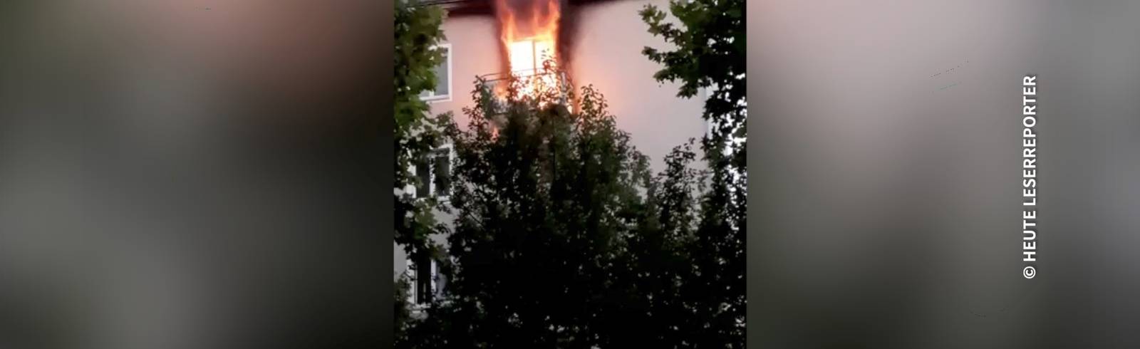 Bezirksflash: Frau springt aus brennender Wohnung im fünften Stock