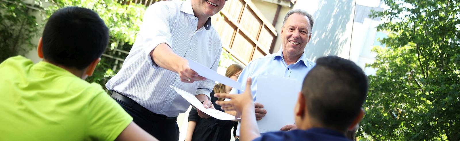 Summer City Camps: Urkunden für Sommerschüler