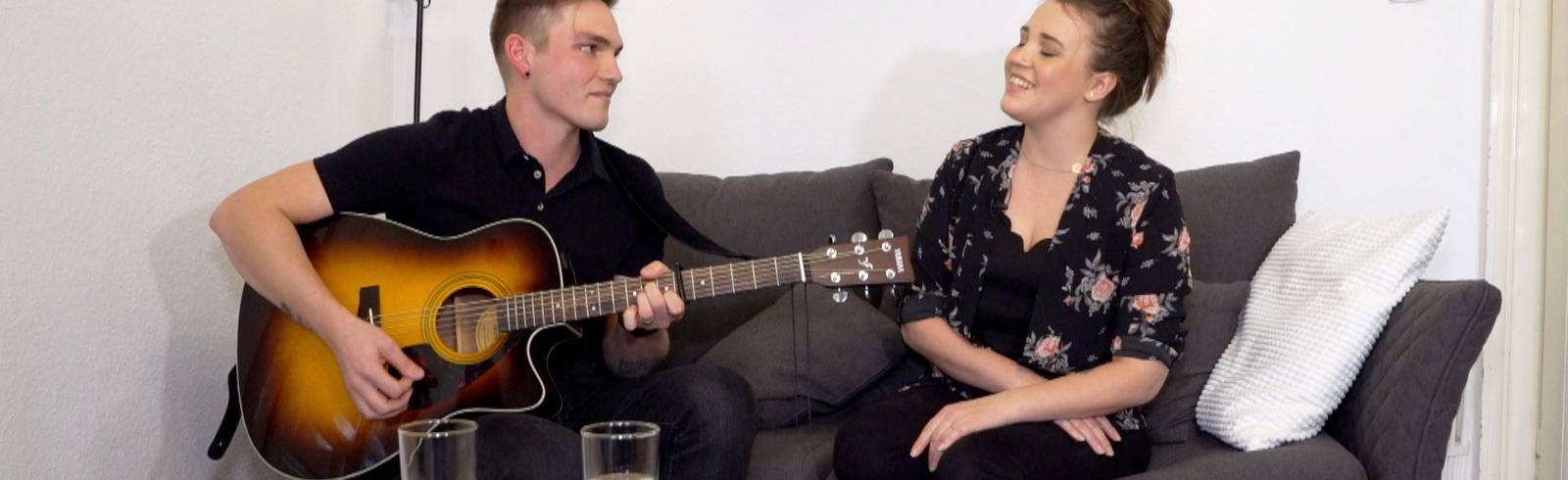 Mira & Adam strahlen sich an