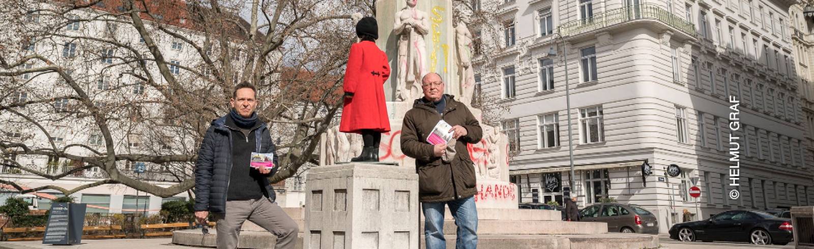 Mädchen mit rotem Mantel vor Lueger-Denkmal
