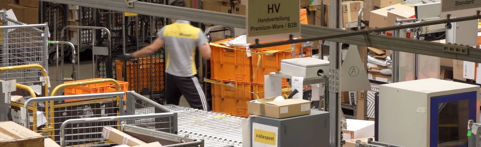 Im Paketzentrum laufen die Bänder heiß