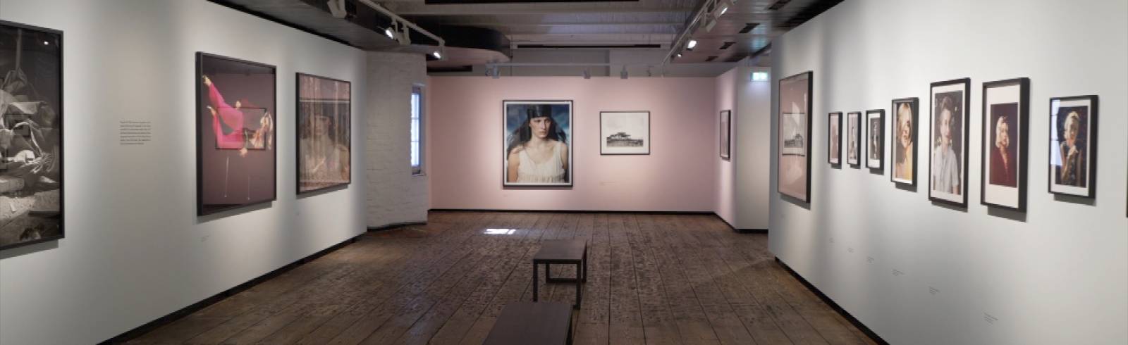 „Haltung und Pose“ im Kunst Haus Wien