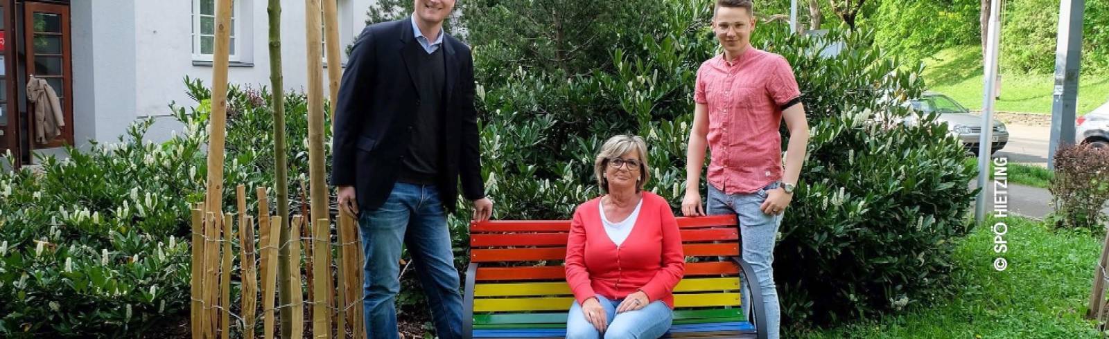 Bezirksflash: Regenbogenbank für Hietzing