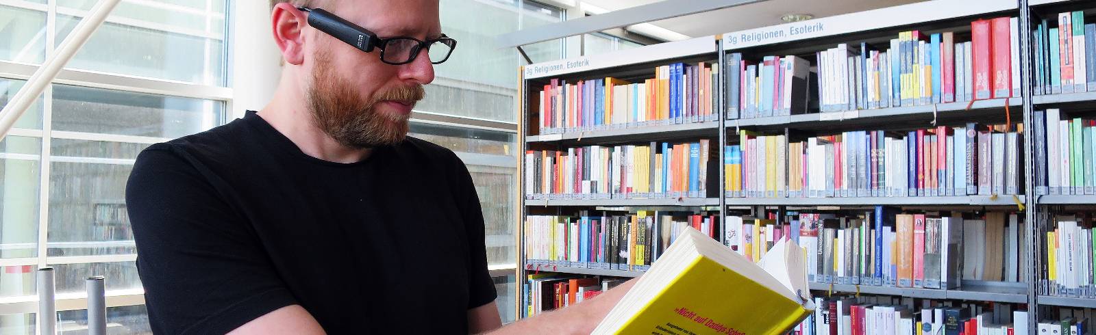Hauptbücherei: Brille liest vor