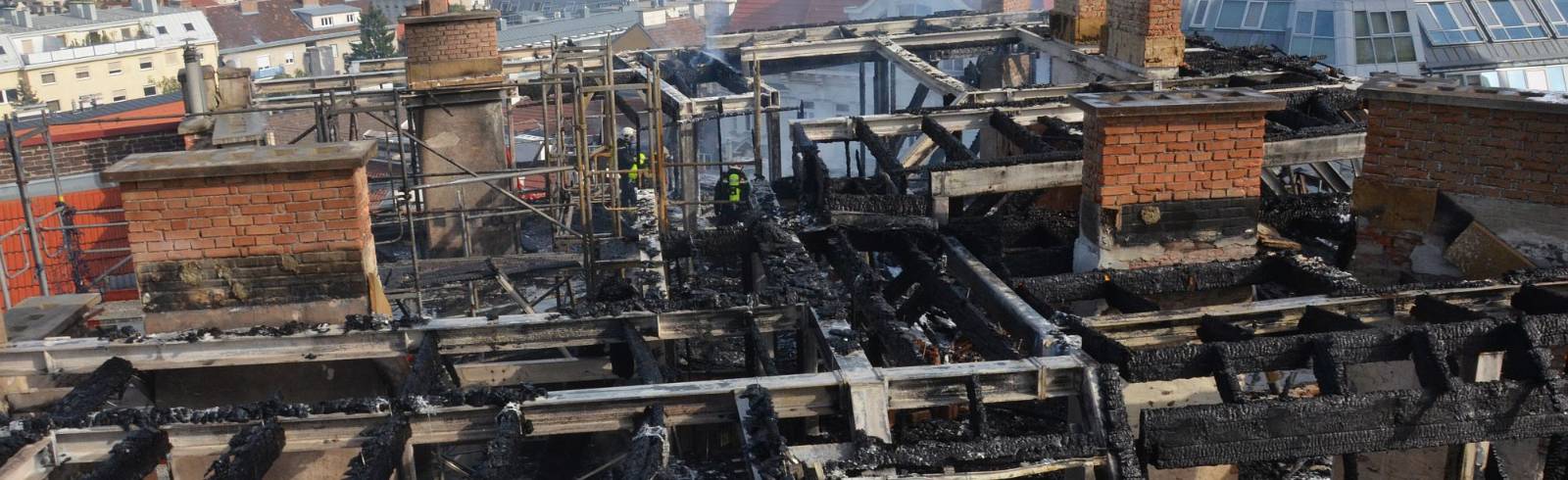 Bezirksflash: Dachbrand löst Großeinsatz aus