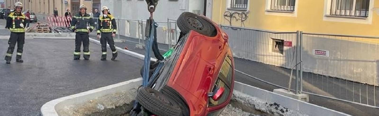 Unfall: Auto steckt in Baugrube