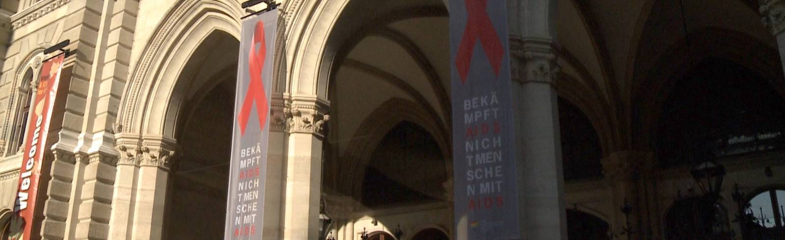 Bezirksflash: Rathaus hisst Red Ribbon Flagge
