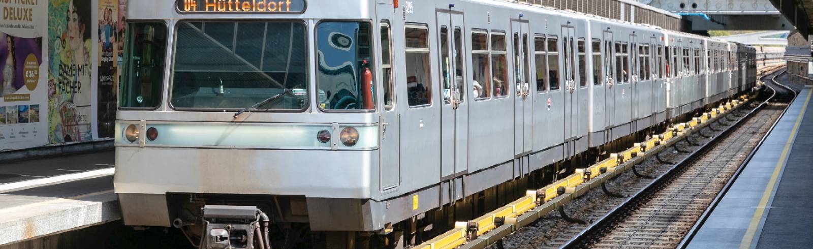 Bezirksflash: Mann stürzt auf Gleise