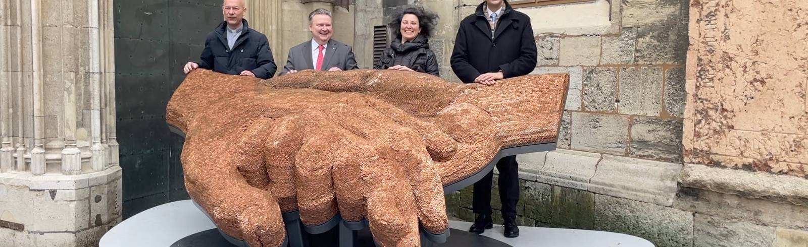 Skulptur aus einer Million 1-Cent-Münzen enthüllt