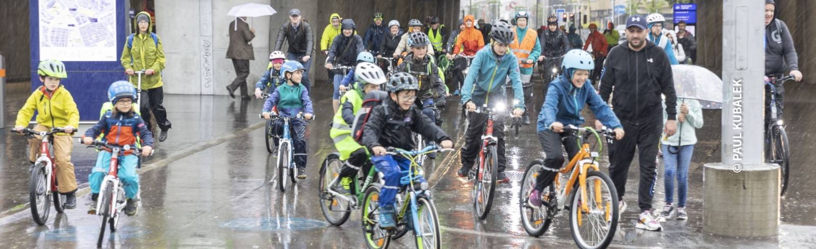 Erster Wiener Bicibus: Mit dem Rad sicher in die Schule