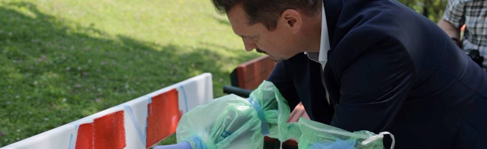 Bezirksflash: Bunte Bänke im Volkspark-Laaerberg