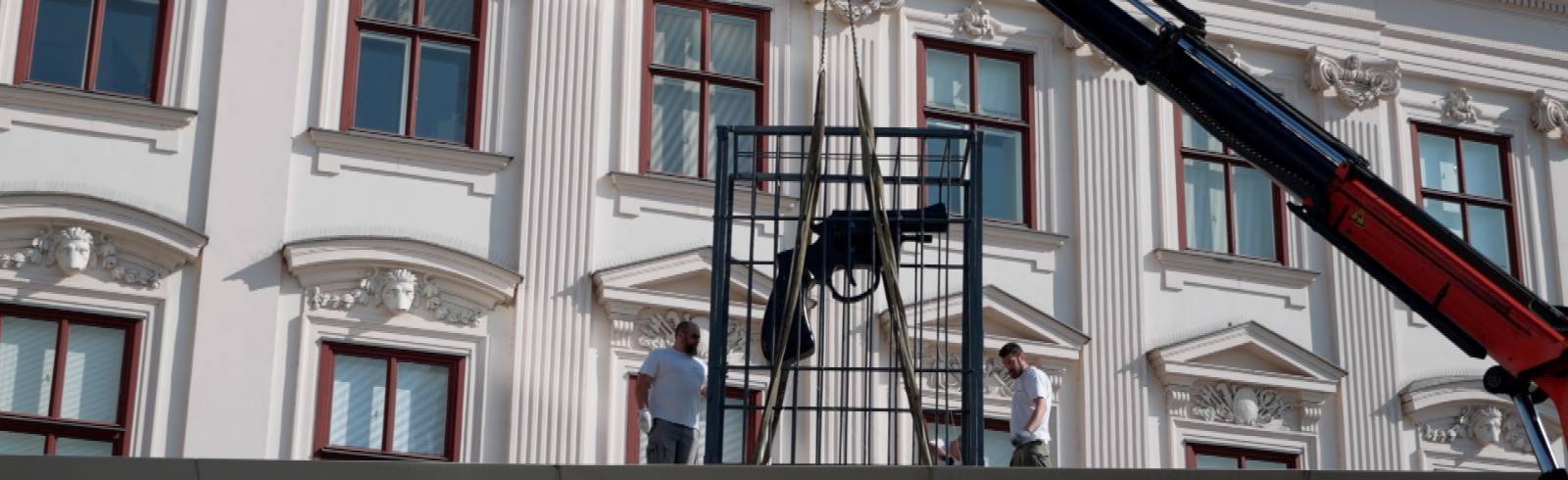 Riesen-Revolver auf die Albertina gehievt