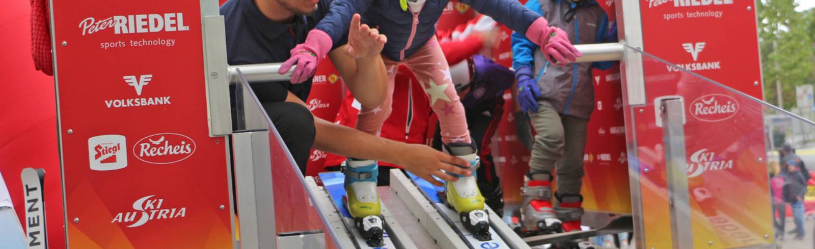 Bezirksflash: Kinder-Skispringen im Stadion