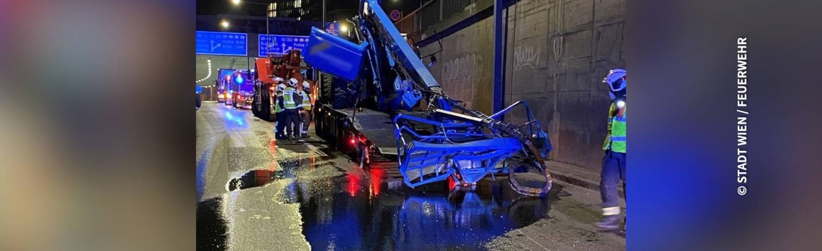 Bezirksflash: LKW kracht gegen Stadionbrücke