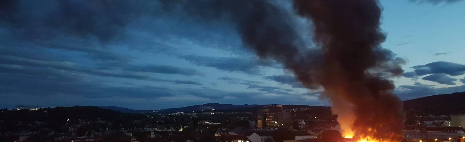 Bezirksflash: Rauchsäule nach Brand in Mülllagerhalle in Penzing