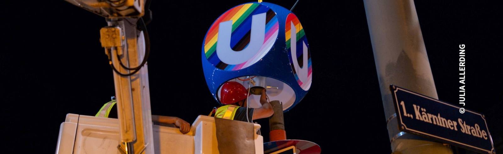 Bezirksflash: Regenbogen-U-Bahn-Würfel am Karlsplatz