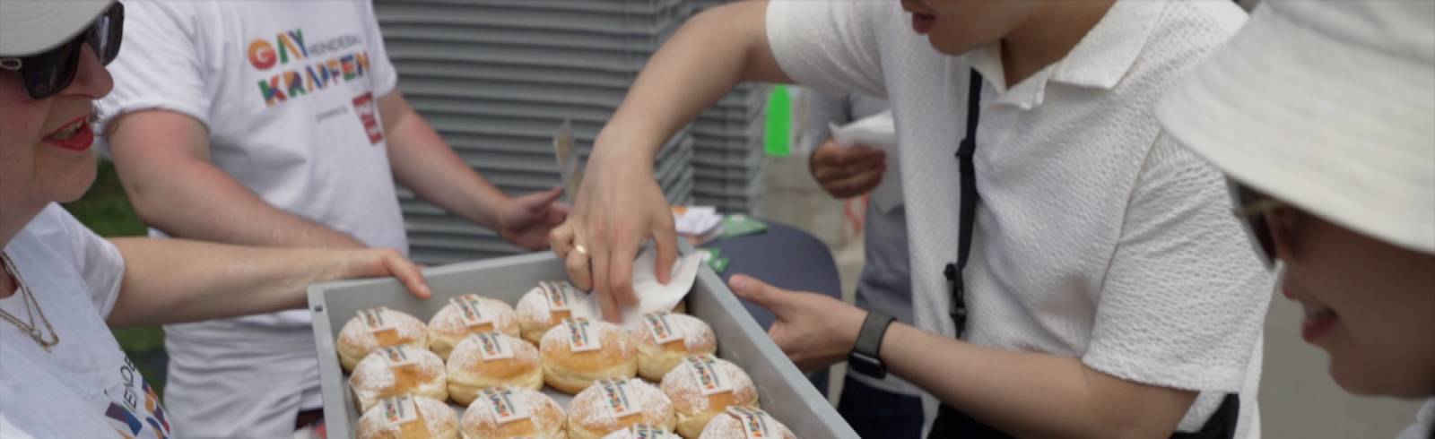 Gaymeindebau-Krapfen verteilt