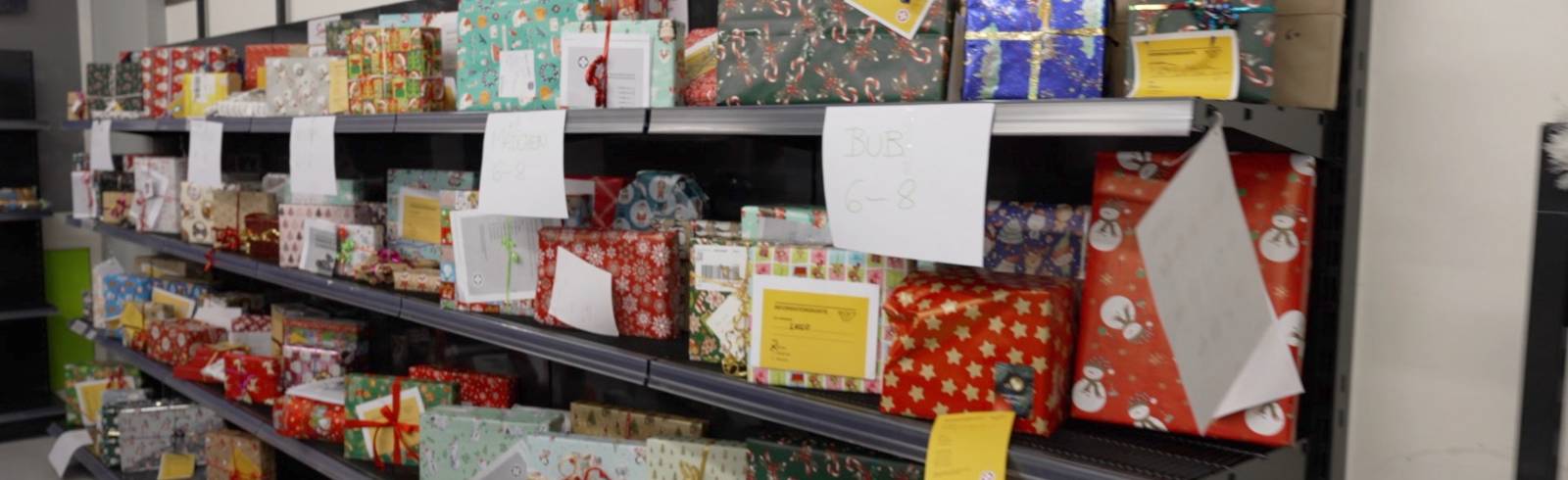 Bürgermeister und Weihnachtsmann verteilen Geschenke