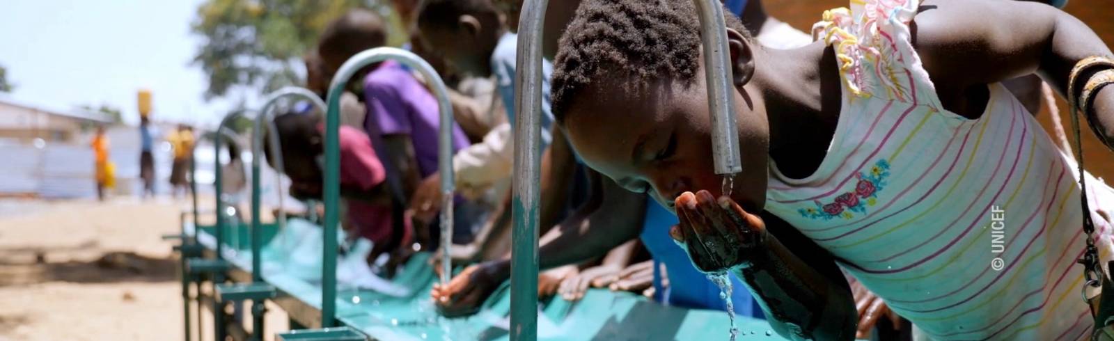 Scheckübergabe am Twin City Liner – am Wasser und für Wasser