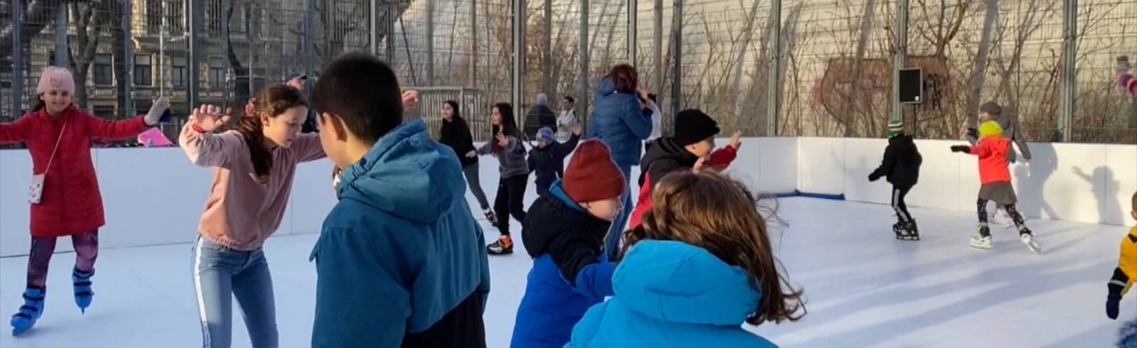 Bezirksflash: Eislaufen im Ballkäfig