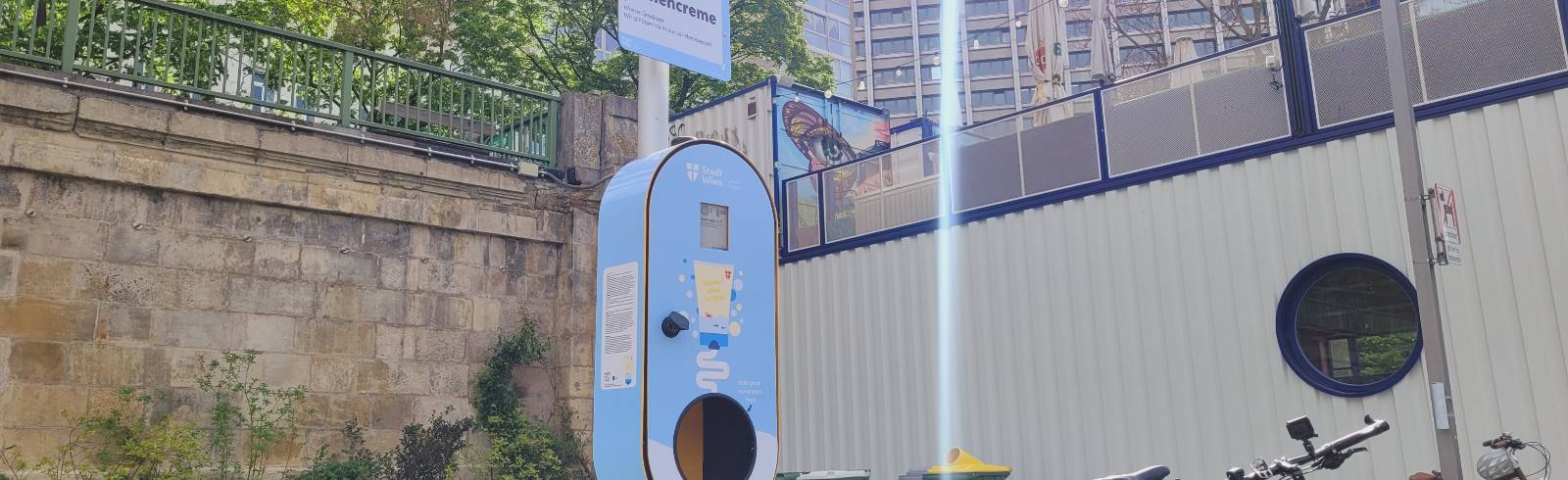 Bezirksflash: Sonnencreme-Spender am Donaukanal