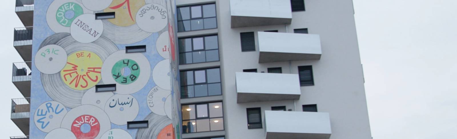 „Be A Mensch“: Lesung zur Wandmalerei am Willi-Resetarits-Hof