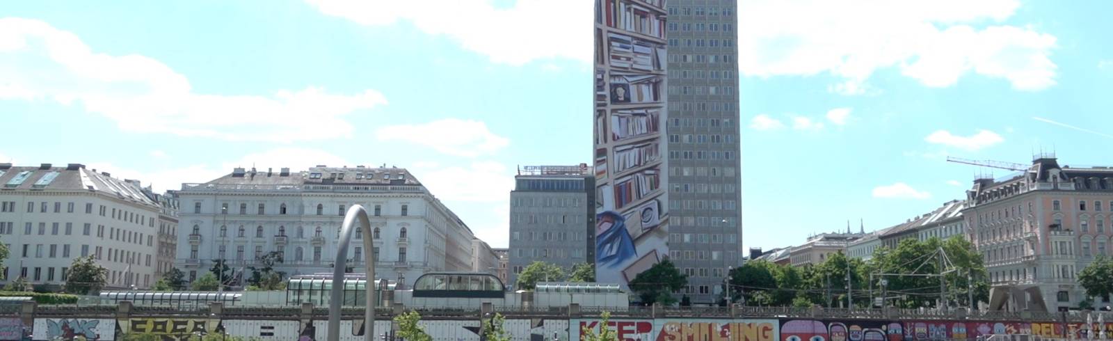 Ringturm erscheint als Bibliothek: Krakauer Künstler verhüllt Gebäude