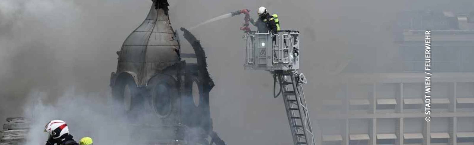 Bezirksflash: Ein Toter nach Brand in Dachgeschosswohnung