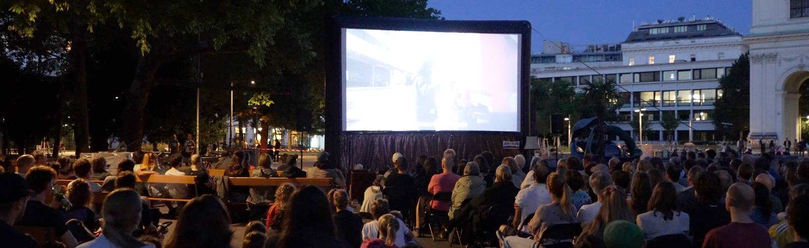 Freiluft-Kino vor der Karlskirche