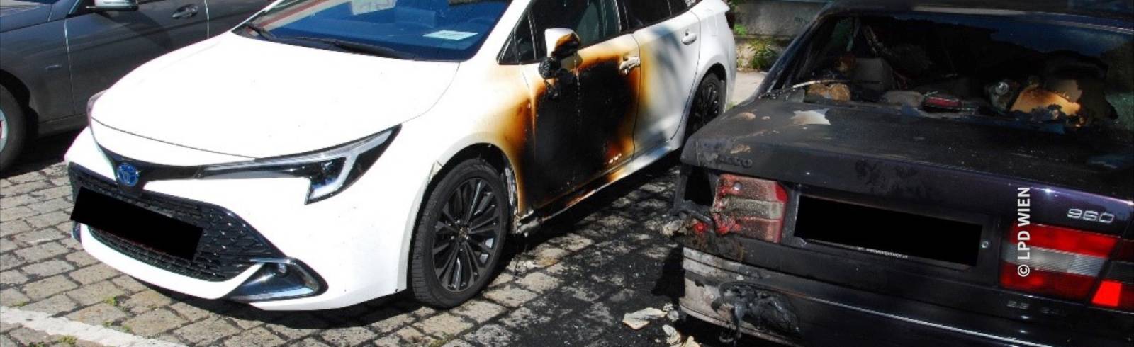 Auto mit brennender Bücherkiste in Brand gesteckt