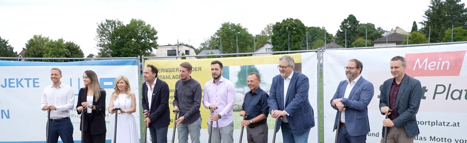 Wiens erster Sportplatz mit Mais-Kunstrasen